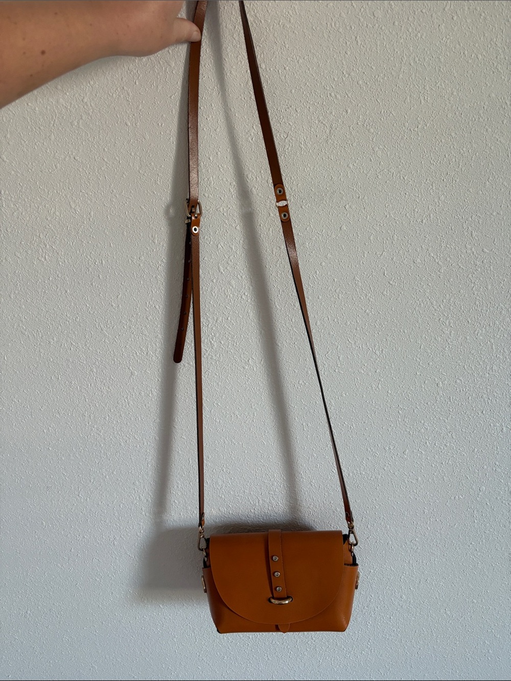 Women's Tan Leather Crossbody Bag with Adjustable Strap
